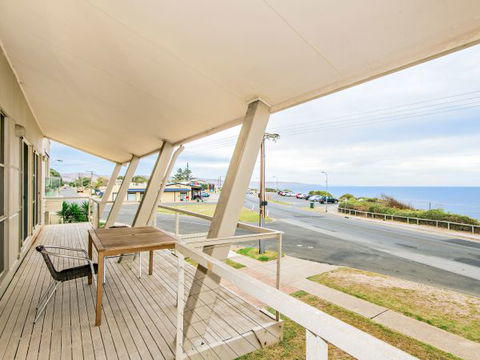 Century 21 SouthCoast: Salt - Airlie Beach Holiday 1