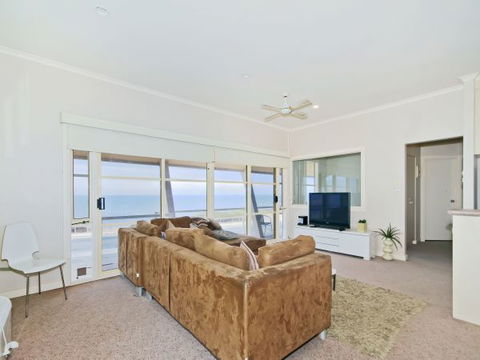 Century 21 SouthCoast: Salt - Airlie Beach Holiday 2