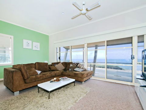 Century 21 SouthCoast: Salt - Airlie Beach Holiday 3