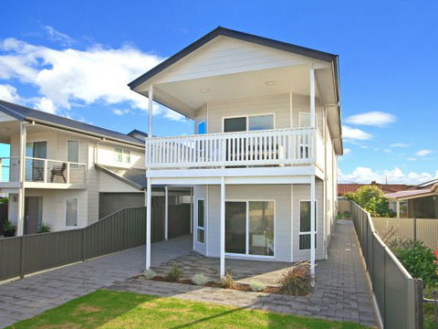 Century 21 SouthCoast: White Caps - Airlie Beach Holiday 0