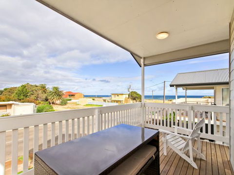 Century 21 SouthCoast: White Caps - Airlie Beach Holiday 3