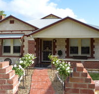Two Cow Cottage Bed and Breakfast - Airlie Beach Holiday