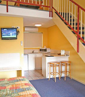 Coastal Motel - Airlie Beach Holiday 0