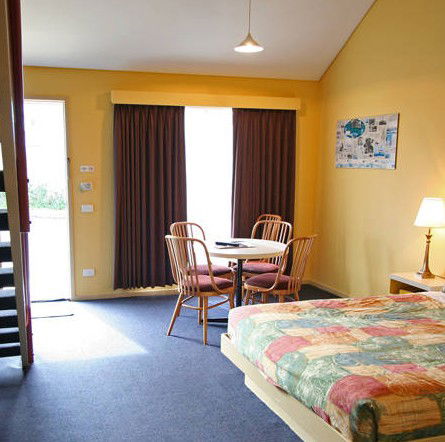 Coastal Motel - Airlie Beach Holiday 1
