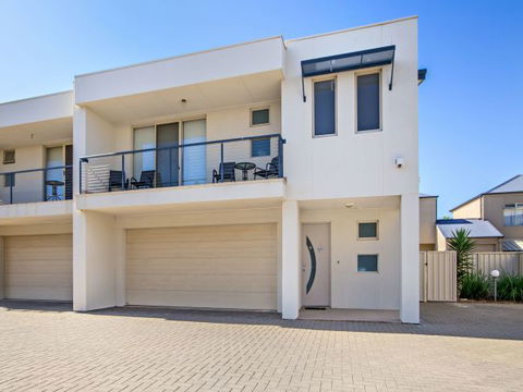Century 21 SouthCoast: The Residence - Airlie Beach Holiday 0