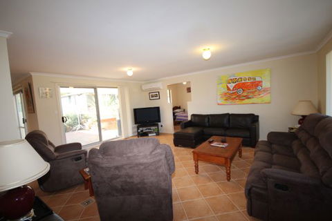LJ Hooker Goolwa Holiday Rentals - 12 Willmett Road, Goolwa Beach - Airlie Beach Holiday 0