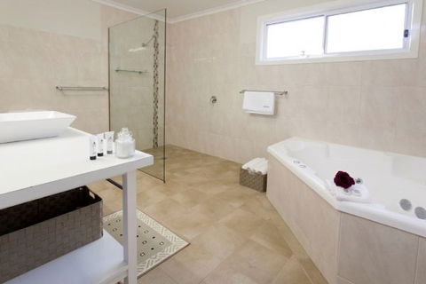 Brookfield Guesthouse - Airlie Beach Holiday 6