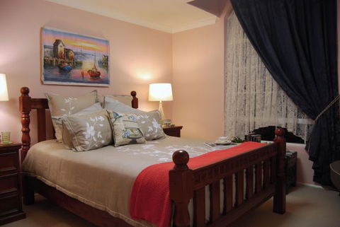LAuberge Angara Bed And Breakfast - Airlie Beach Holiday 1