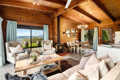Mt Bellevue Lodge - King Valley - Airlie Beach Holiday 0