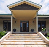 Reign Manor and Coach House - Airlie Beach Holiday