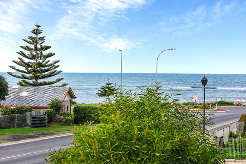 Ariadne - A Hop Skip And A Jump To The Beach With Sea Views - Airlie Beach Holiday 0