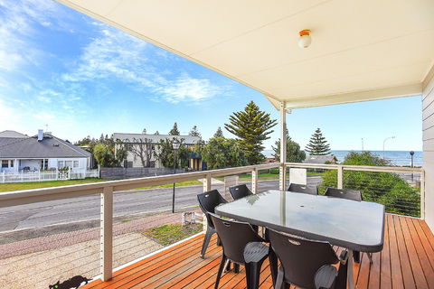 Ariadne - A Hop Skip And A Jump To The Beach With Sea Views - Airlie Beach Holiday 1