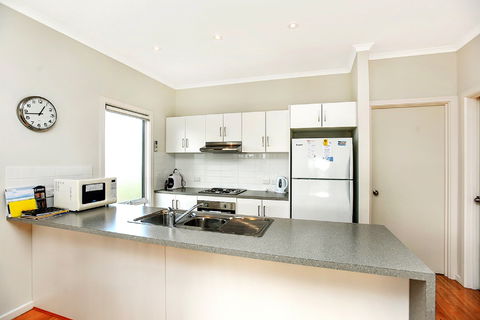 Ariadne - A Hop Skip And A Jump To The Beach With Sea Views - Airlie Beach Holiday 4