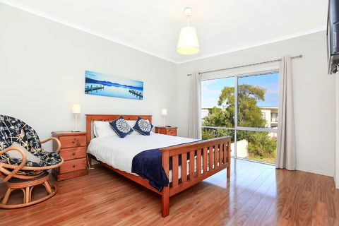 Ariadne - A Hop Skip And A Jump To The Beach With Sea Views - Airlie Beach Holiday 6