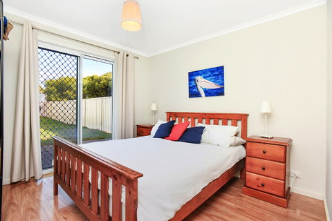 Ariadne - A Hop Skip And A Jump To The Beach With Sea Views - Airlie Beach Holiday 7