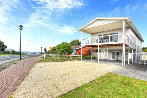 Ariadne - A Hop Skip And A Jump To The Beach With Sea Views - Airlie Beach Holiday 9