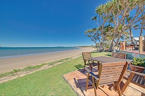 Beachfront Zilzie Holiday Home And Cottage - Airlie Beach Holiday 0