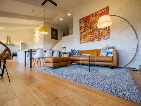 ArtHouse Freycinet - Airlie Beach Holiday 1