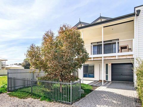 Century 21 SouthCoast: Bayside Aldinga Beach - Airlie Beach Holiday 1