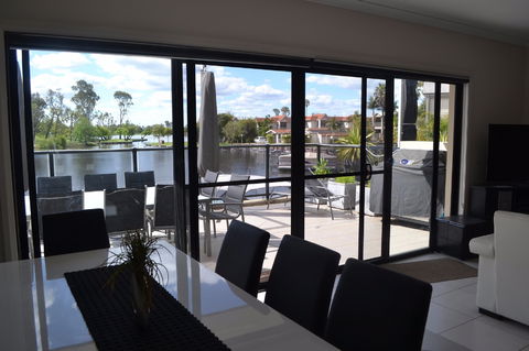 Cypress Townhouse - Airlie Beach Holiday 1