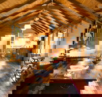 Mavis's Kitchen and Cabins - Airlie Beach Holiday