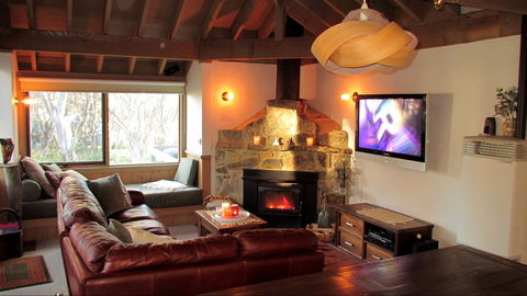 Wallace's - Crystal Creek Chalet 1 - Airlie Beach Holiday 2