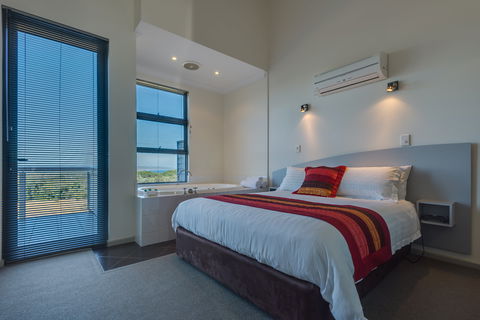 Cosy Corner Beach Apartment - Airlie Beach Holiday 0