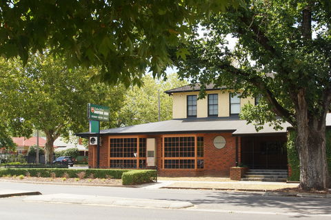 Seaton Arms Motor Inn - Airlie Beach Holiday 0