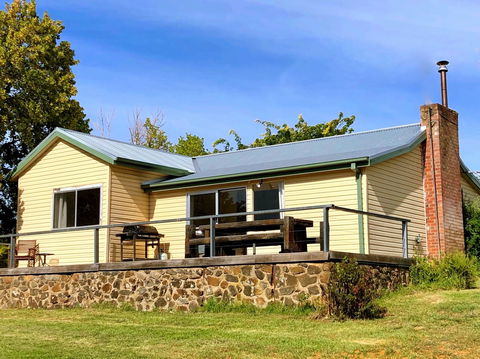 Adelong Valley Farm Stays - Moorallie Cottage - Airlie Beach Holiday 1