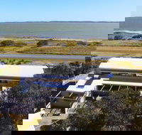 Coorong Aurora - Breathtaking Waterfront Escape - Airlie Beach Holiday