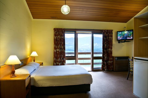 Mountain Creek Motel Bar And Restaurant - Airlie Beach Holiday 1