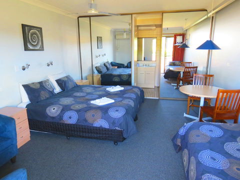 Sisleys Motel - Airlie Beach Holiday 0
