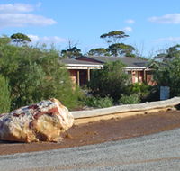 Wave Rock Lakeside Resort and Caravan Park - Airlie Beach Holiday