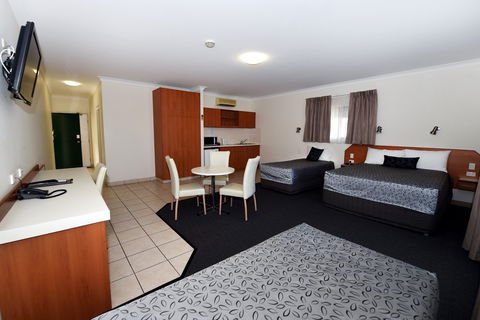 Carriers Arms Hotel Motel - Airlie Beach Holiday 2