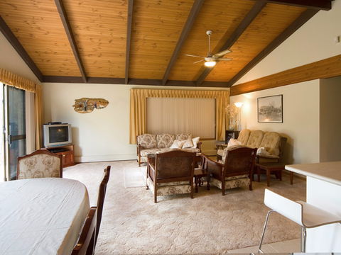 Chisholm Heights CBD Accommodation - Airlie Beach Holiday 0