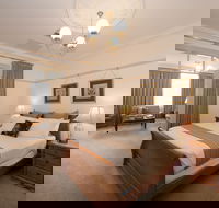 Cobb  Co Court Boutique Hotel - Airlie Beach Holiday