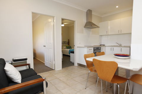 Country Apartments Dubbo - Airlie Beach Holiday 1