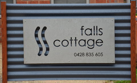 Falls Cottage Whitfield - Airlie Beach Holiday 0