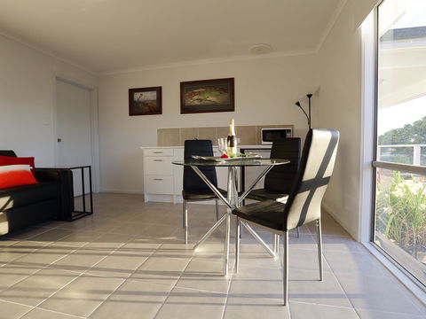 Gumnut Getaway - Couples Creative Art Retreat - Airlie Beach Holiday 1