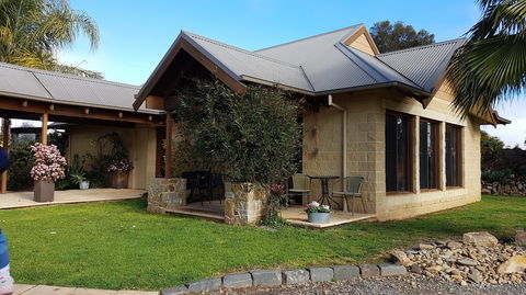 Lake View Farm House - Airlie Beach Holiday 0