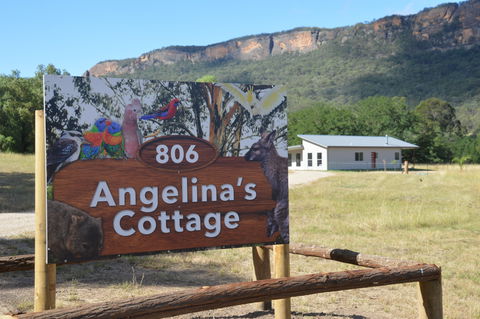 Angelina's Cottage - Capertee Valley - Airlie Beach Holiday 0