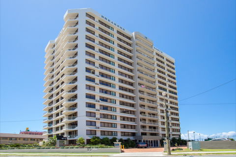 Breakers North - Absolute Beach Front Holiday Apartments - Airlie Beach Holiday 1