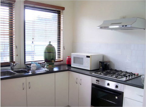 Cudgerie Little House - Airlie Beach Holiday 1