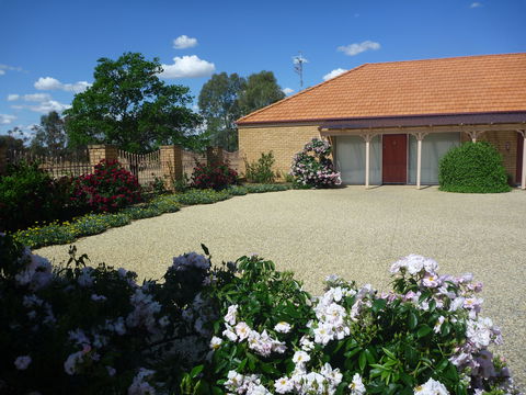 Fairways Bed And  Breakfast At Jerilderie - Airlie Beach Holiday 1