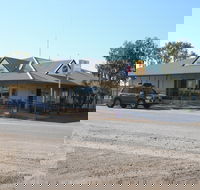 Lyndhurst Hotel Roadhouse Motel  Caravan Park - Airlie Beach Holiday
