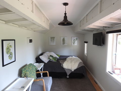 Miners Ridge Vineyard Railway Carriage B&B - Airlie Beach Holiday 0