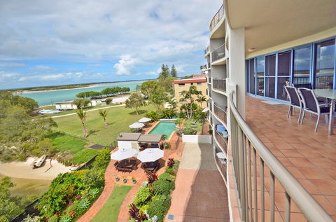 Sails Resort On Golden Beach - Airlie Beach Holiday 1