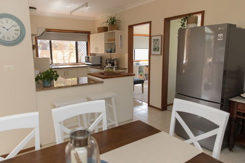 Taranaki Beach Unit - Airlie Beach Holiday 0