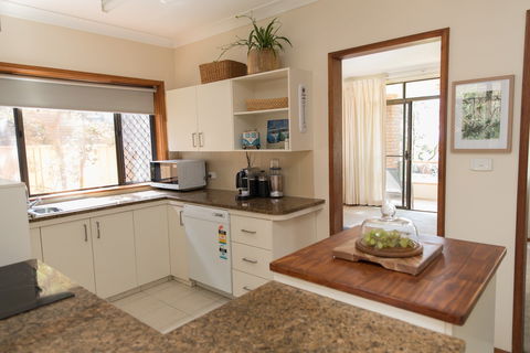 Taranaki Beach Unit - Airlie Beach Holiday 1