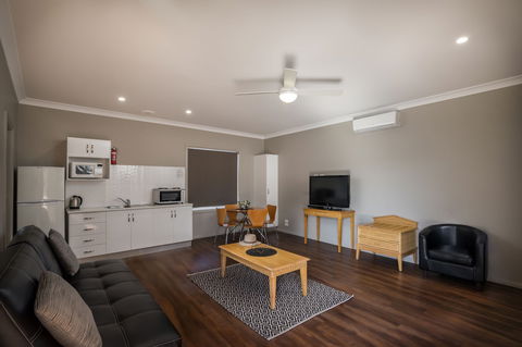Akuna Motor Inn - Airlie Beach Holiday 0